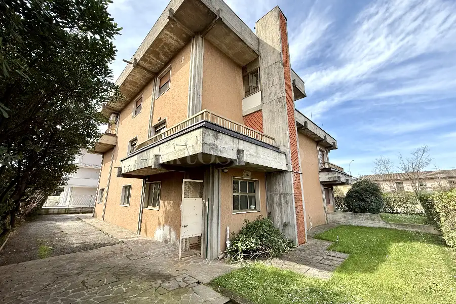 Villa Bifamiliare in vendita di 260 mq a €330.000 (rif. 9/2025)