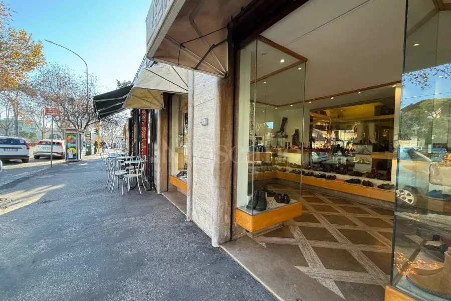 Negozio in affitto di 260 mq a €4.900 (rif. 32/2025)