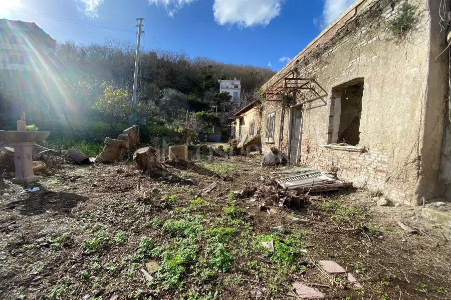 Villa in vendita di 225 mq a €100.000 (rif. 98/2016)