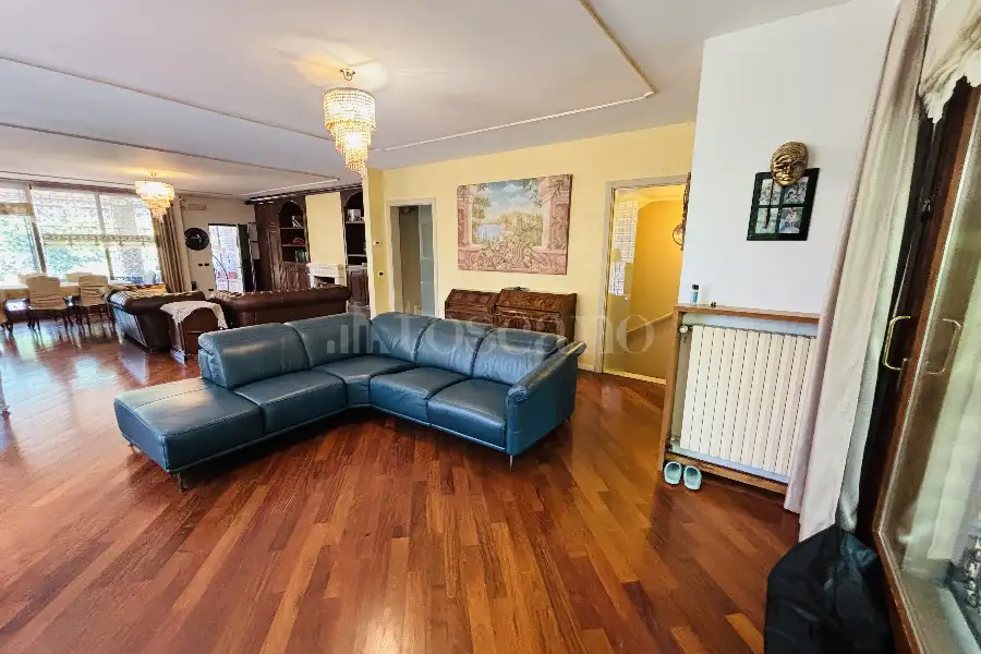 Villa in vendita di 385 mq a €880.000 (rif. 39/2026)
