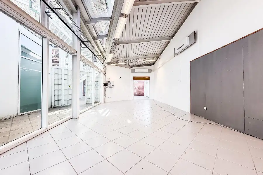Negozio in vendita di 220 mq a €309.000 (rif. 8/2026)