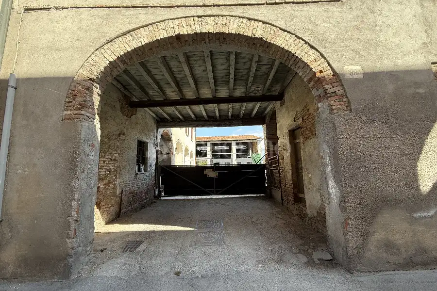 Rustico in vendita di 250 mq a €190.000 (rif. 12/2025)