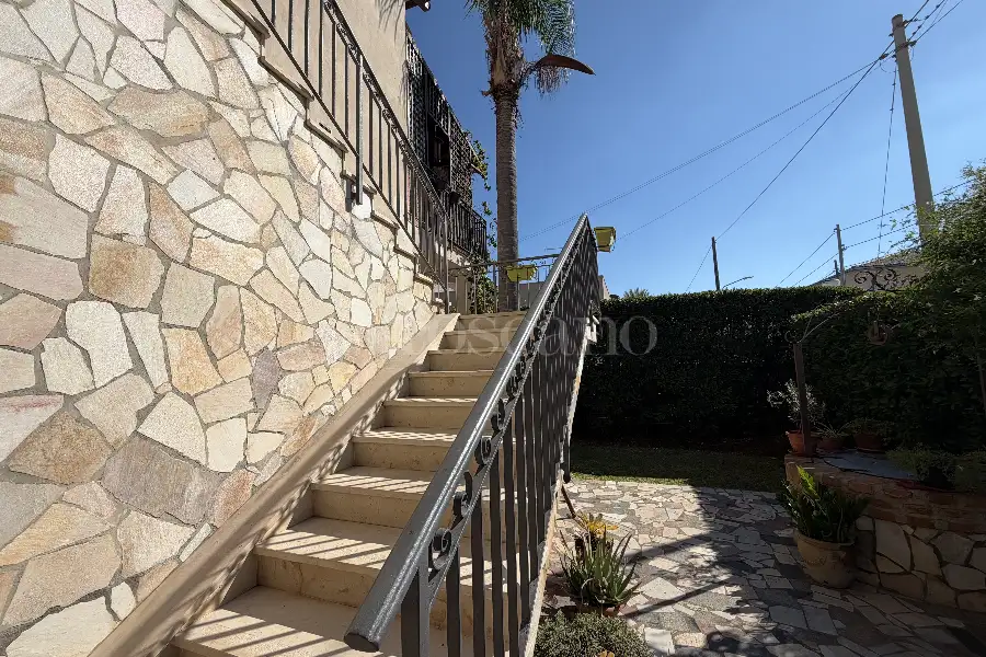 Villa Plurifamiliare in vendita di 400 mq a €399.000 (rif. 137/2026)