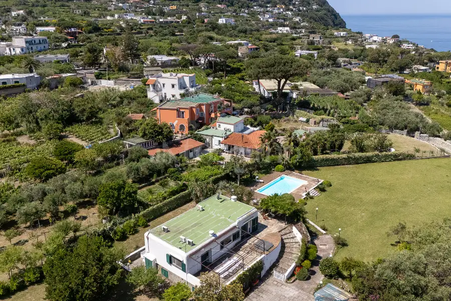 Villa in vendita di 230 mq a €1.200.000 (rif. 2/2026)