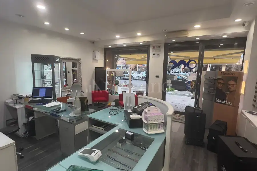 Negozio in affitto di 70 mq a €1.300 (rif. 2/2026)
