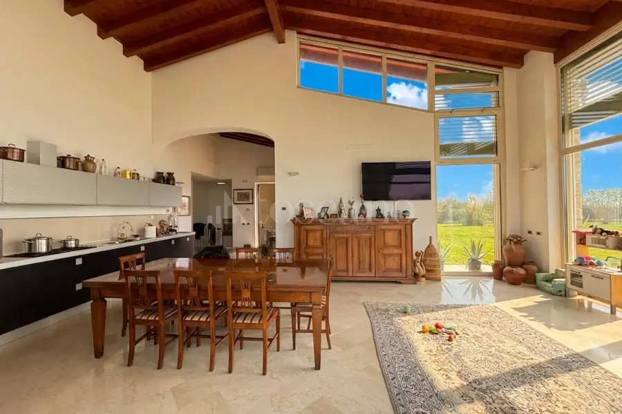 Villa in vendita di 230 mq a €950.000 (rif. 17/2026)