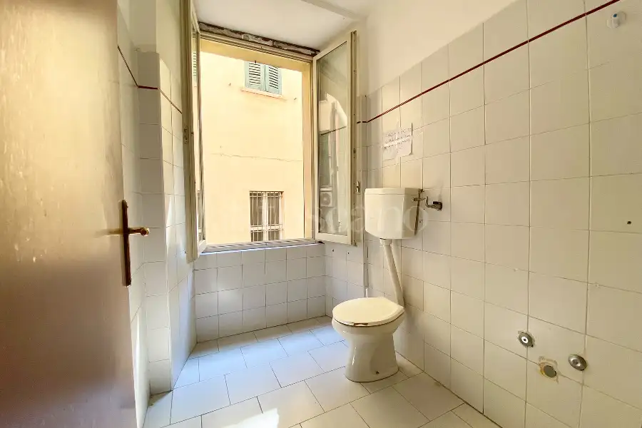 Negozio in vendita di 93 mq a €110.000 (rif. 28/2026)