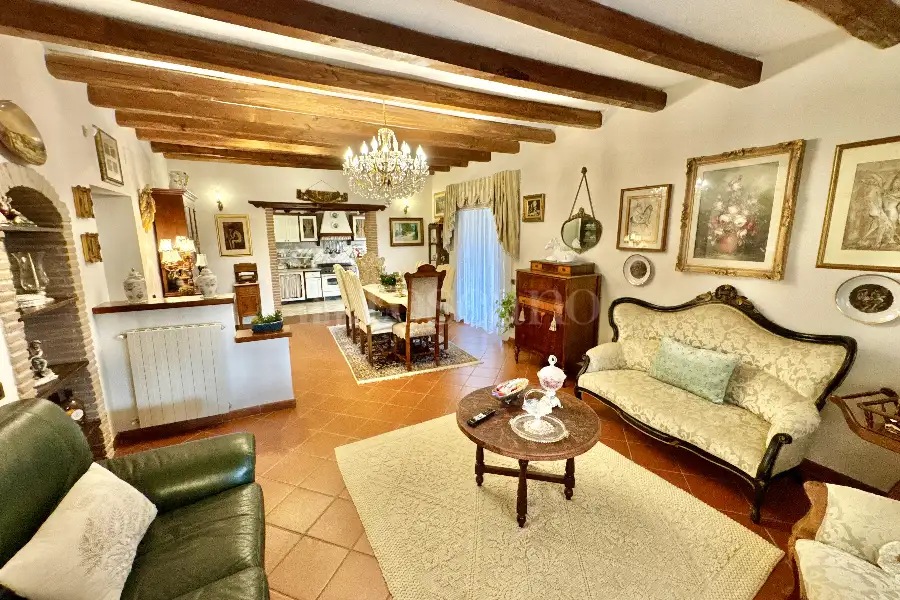 Villa in vendita di 300 mq a €445.000 (rif. 11/2025)