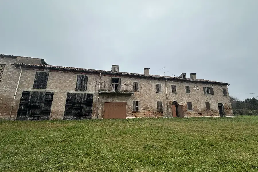 Villa Plurifamiliare in vendita di 655 mq a €190.000 (rif. 16/2024)