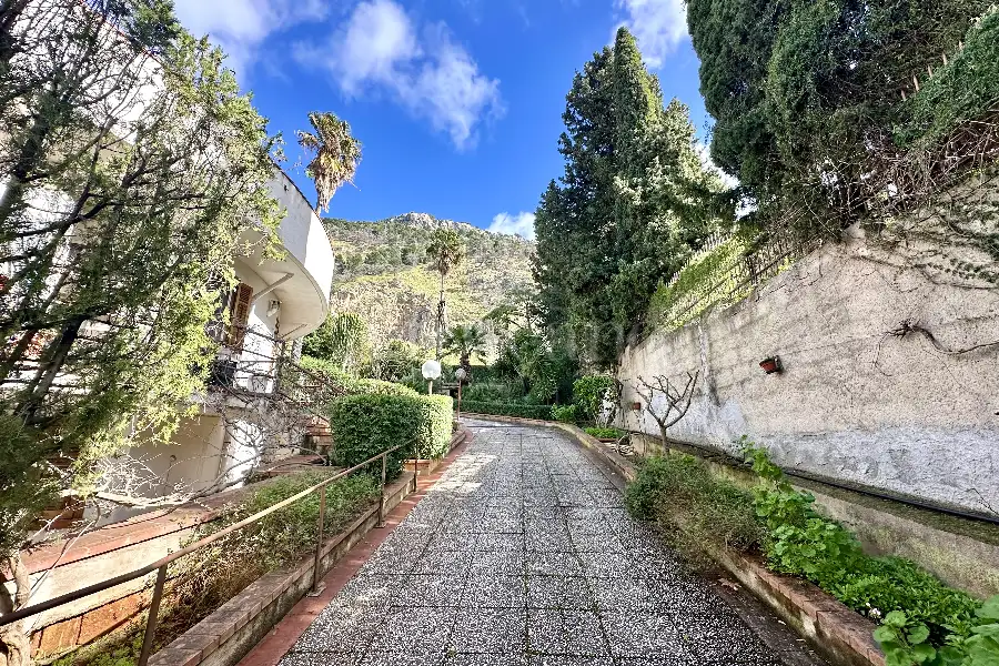 Villa in vendita di 565 mq a €995.000 (rif. 3/2026)