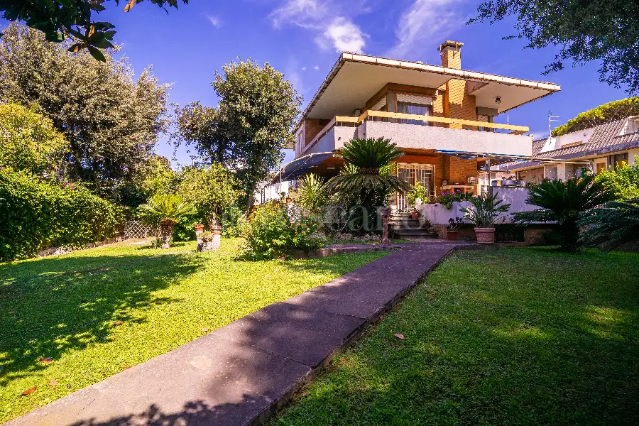 Villa in vendita di 400 mq a €830.000 (rif. 77/2025)