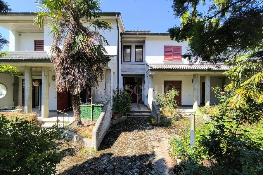 Villa Plurifamiliare in vendita di 800 mq a €399.000 (rif. 39/2025)