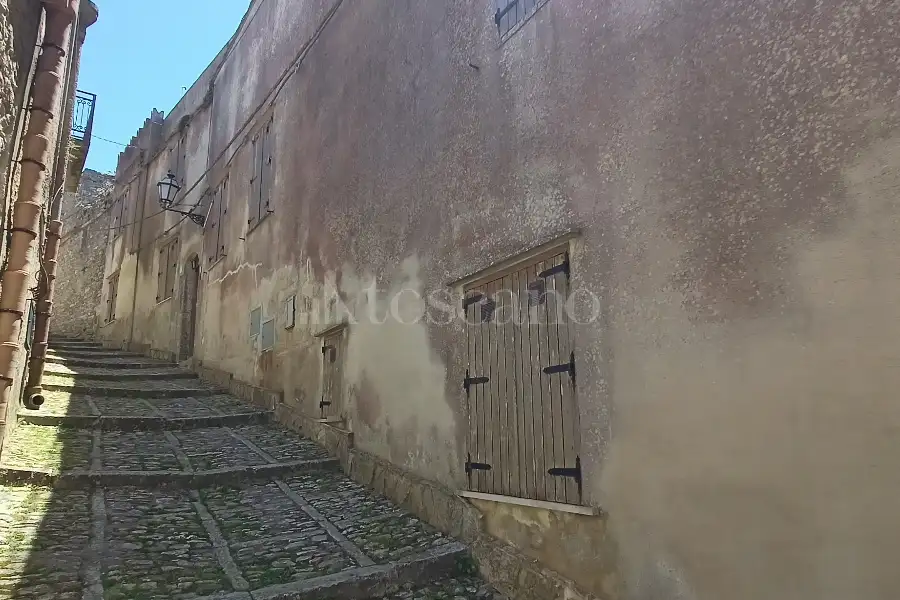 Casa in vendita di 480 mq a €450.000 (rif. 37/2026)