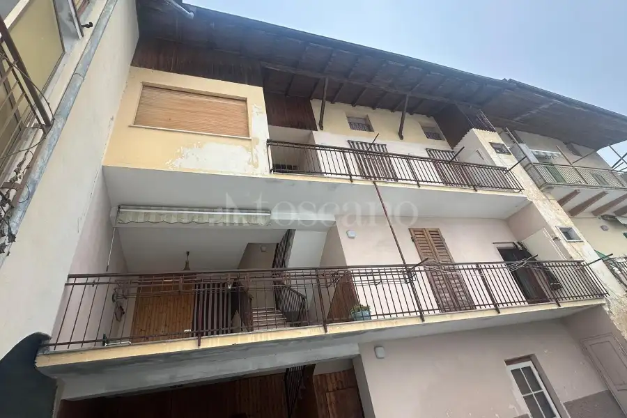 Palazzo in vendita di 330 mq a €300.000 (rif. 3/2026)