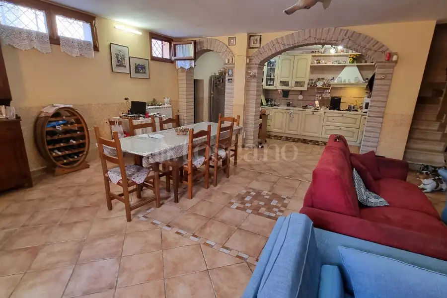 Villa in vendita di 240 mq a €450.000 (rif. 17/2026)