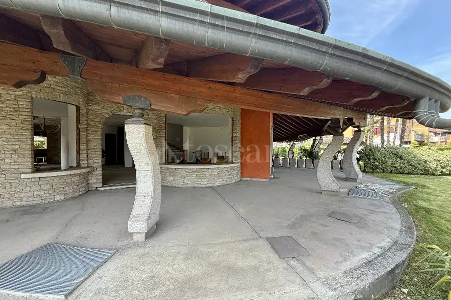 Villa Bifamiliare in vendita di 420 mq trattativa riservata (rif. 17/2026)