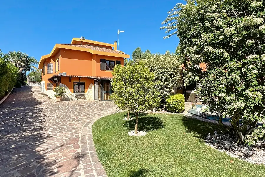 Casa Indipendente in vendita di 330 mq a €590.000 (rif. 82/2025)