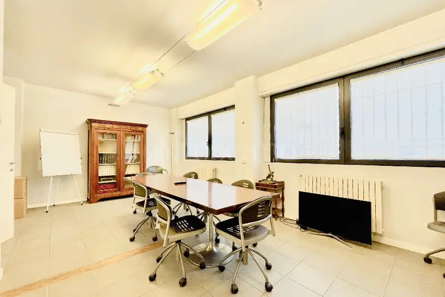 Ufficio in vendita di 300 mq a €650.000 (rif. 48/2026)