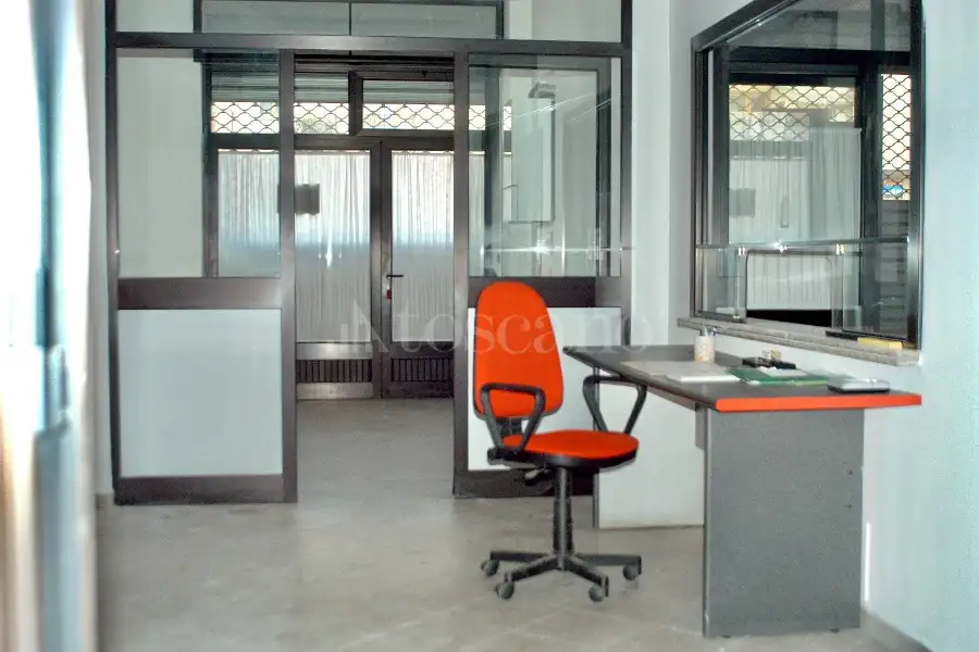 Negozio in affitto di 1.300 mq a €3.000 (rif. 13/2026)
