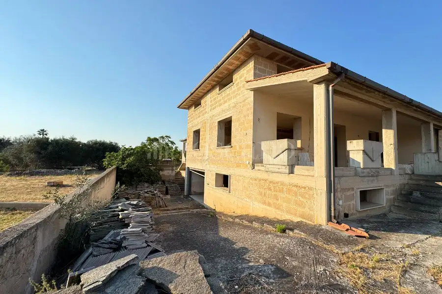 Villa in vendita di 1.200 mq a €800.000 (rif. 31/2026)