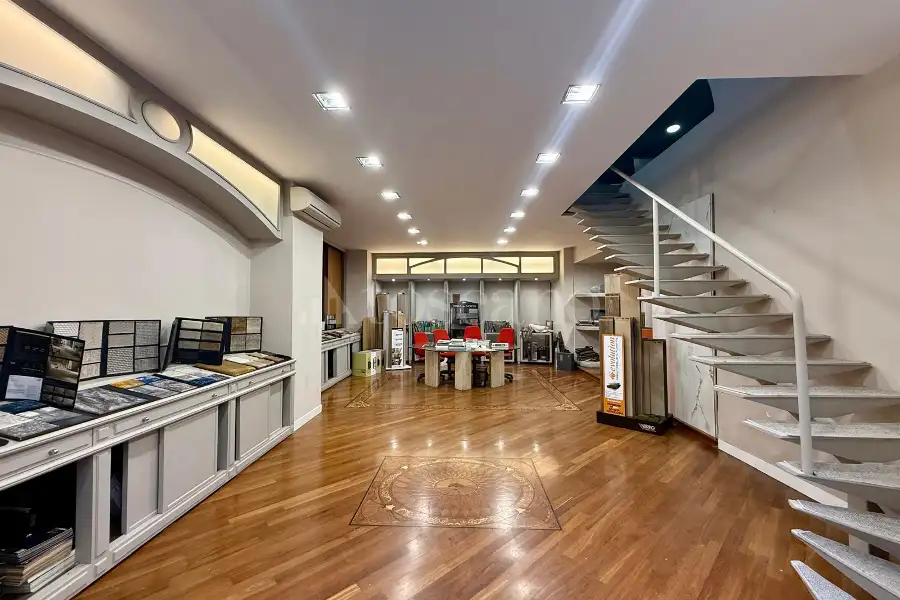 Negozio in vendita di 120 mq a €830.000 (rif. 42/2026)
