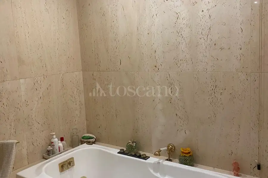 Villa Plurifamiliare in vendita di 850 mq a €899.000 (rif. 5/2026)