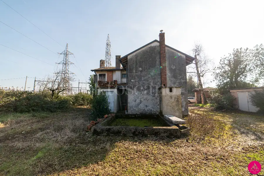 Rustico in vendita di 295 mq a €59.000 (rif. 181/2026)