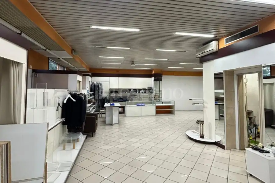 Negozio in vendita di 160 mq a €165.000 (rif. 12/2026)