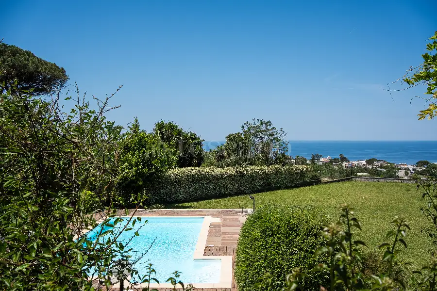 Villa in vendita di 230 mq a €1.200.000 (rif. 2/2026)