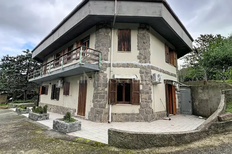 Casa Indipendente in vendita di 300 mq a €330.000 (rif. 24/2026)