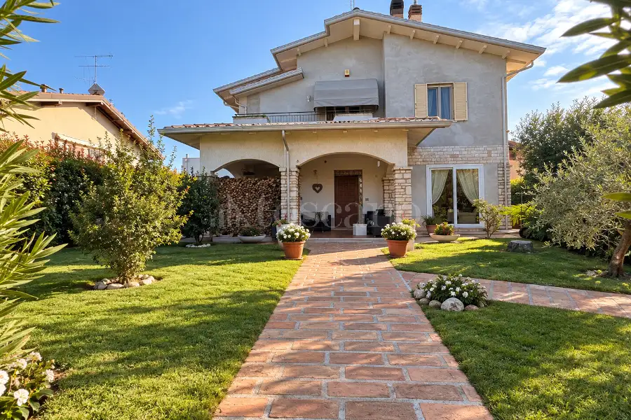 Villa in vendita di 300 mq a €1.250.000 (rif. 28/2026)