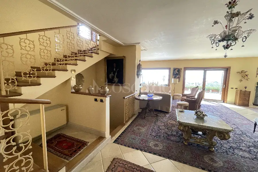Villa in vendita di 500 mq a €1.500.000 (rif. 45/2025)