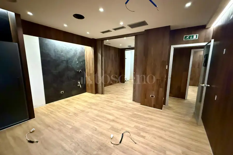 Negozio in affitto di 247 mq a €16.000 (rif. 15/2025)