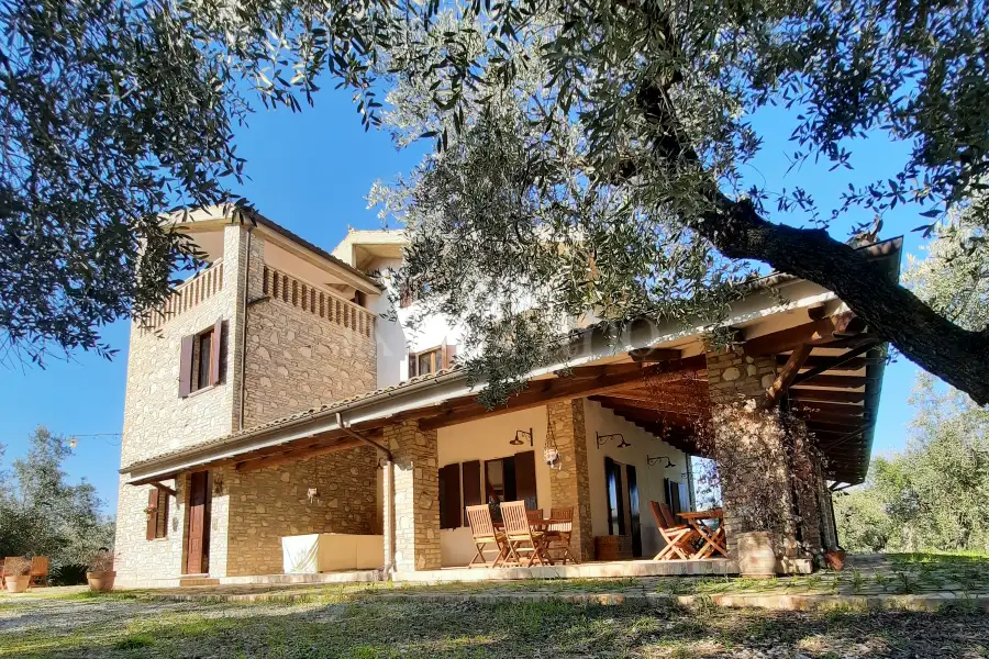 Villa in vendita di 480 mq a €880.000 (rif. 4/2026)