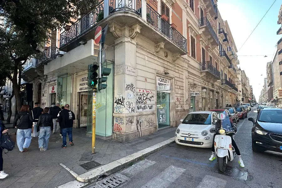 Negozio in affitto di 179 mq a €6.450 (rif. 21/2026)