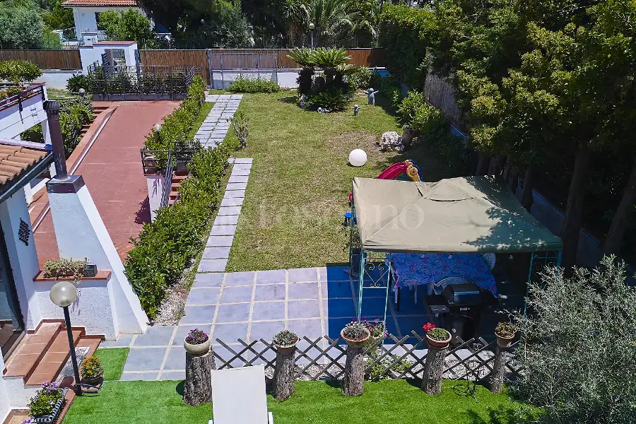 Villa Plurifamiliare in vendita di 550 mq a €1.200.000 (rif. 13/2026)