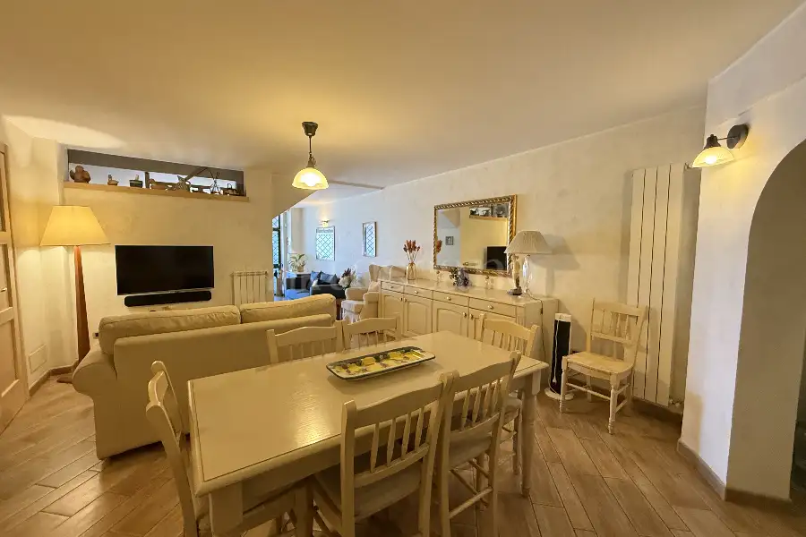 Villa Bifamiliare in vendita di 200 mq a €499.000 (rif. 10/2025)