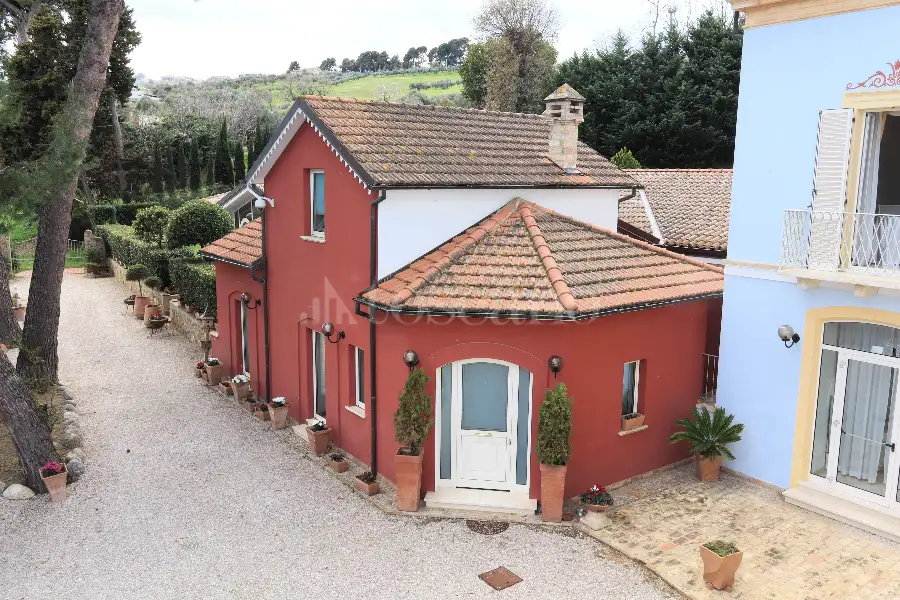 Albergo in vendita di 2.500 mq trattativa riservata (rif. 4/2025)