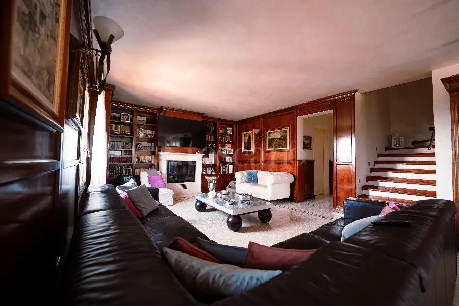 Casa Indipendente in vendita di 340 mq a €1.490.000 (rif. 24/2026)