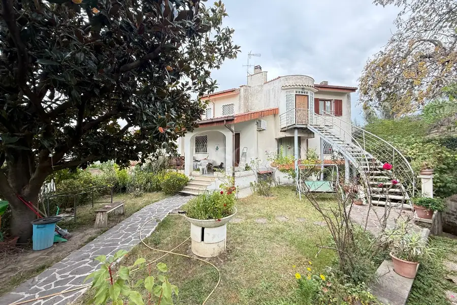 Villa Bifamiliare in vendita di 354 mq a €799.000 (rif. 13/2025)