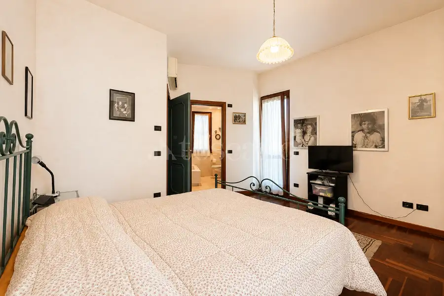 Villa in vendita di 300 mq a €1.600.000 (rif. 12/2026)