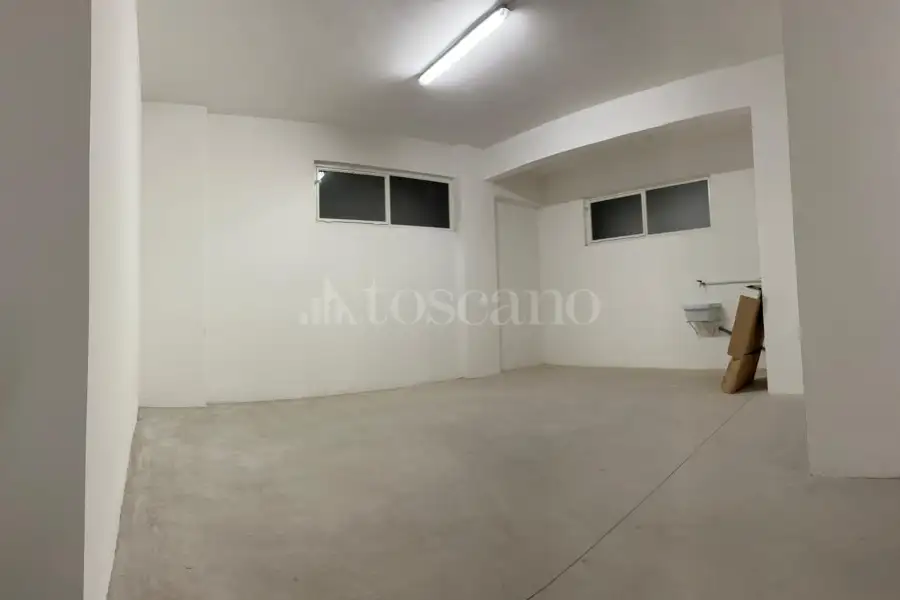 Box in affitto di 54 mq a €700 (rif. 10/2026)