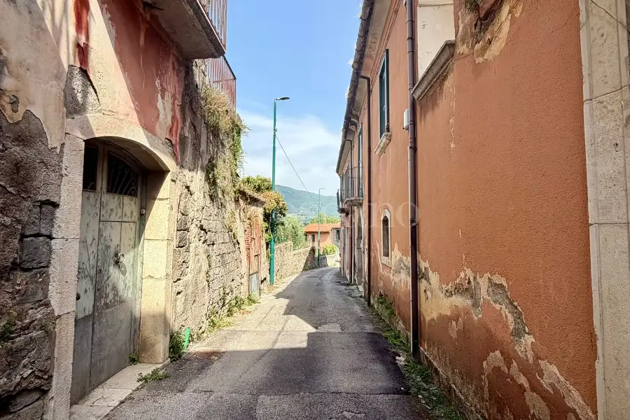 Casa Indipendente in vendita di 246 mq a €70.000 (rif. 152/2026)