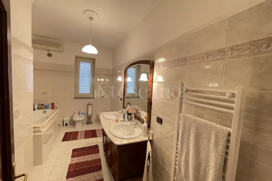Casa Indipendente in vendita di 382 mq a €450.000 (rif. 2/2026)