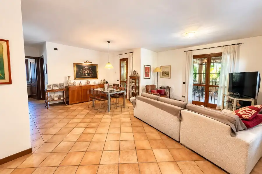 Villa Plurifamiliare in vendita di 220 mq a €545.000 (rif. 12/2026)