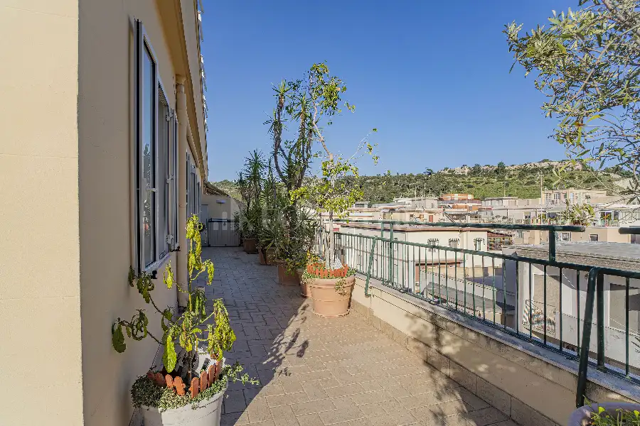 Attico in vendita di 200 mq a €1.150.000 (rif. 16/2026)