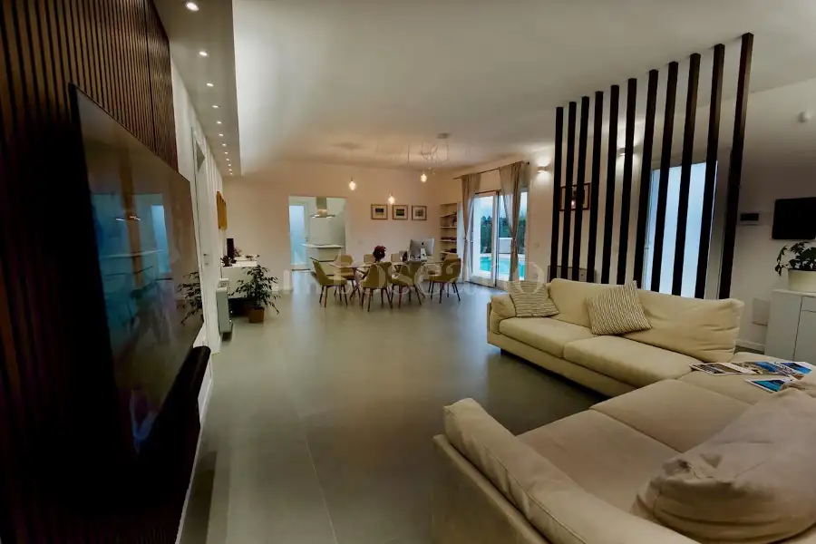 Casa Indipendente in vendita di 340 mq a €2.200.000 (rif. 43/2026)
