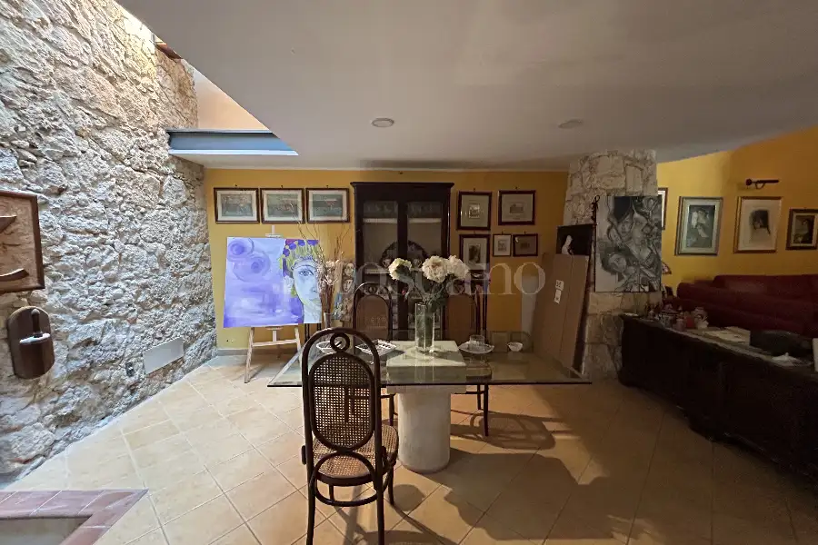 Villa in vendita di 700 mq a €720.000 (rif. 94/2026)