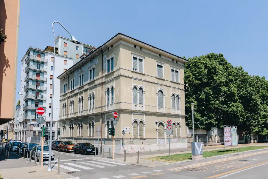 Palazzo in vendita di 7.000 mq trattativa riservata (rif. 21/2025)