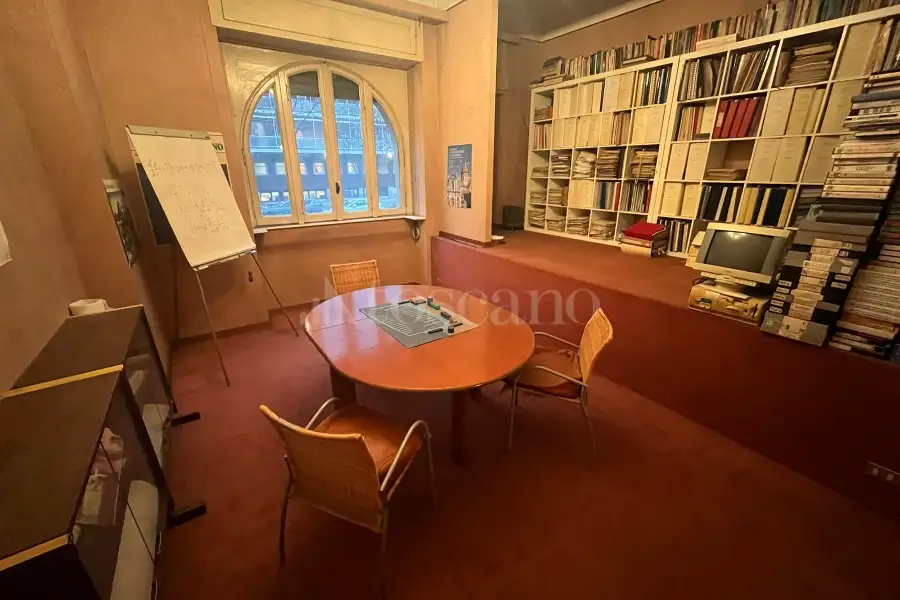 Ufficio in affitto di 700 mq a €11.000 (rif. 10/2025)